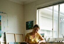 The night I was left on your doorstep, I couldn’t cry loud enough to matter. I was only days old—wrapped in a thin blanket, missing both arms, my skin cold against the stone. I still hear the whisper from the shadows: “He’s not our problem.” And your voice, shaking as you lifted me up: “He is now.” Years later, they laughed—until my toes held a brush and my paintings made them silent. But one day, a familiar knock returned…