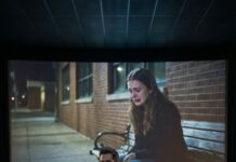 He rented out the entire cinema just to play a silent video: the scene of her crying in front of the hospital years ago. She froze, he held her hand, his voice hoarse: “I have been looking for you for ten years.” The lights went out, and on the screen appeared the words: “Sorry for abandoning you.” Before she could ask why, his phone vibrated—a message: “Tonight, choose her or choose to live.”