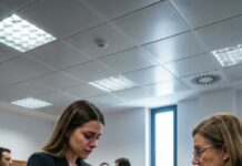 La mañana después de la boda, mientras doblaba vestidos para la luna de miel, sonó mi teléfono. «Señora, revisamos sus documentos otra vez… tiene que venir y verlo en persona. Venga sola. No le diga nada a su esposo». Sentí el estómago caer. En el registro, la funcionaria deslizó una carpeta y susurró: «Su matrimonio… no existe». Y entonces vi el nombre en la última página…