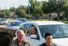 Engines don’t die politely—they die to humiliate you. I’m Harris, 68, stranded on a quiet Houston backroad when a woman behind me leans on the horn and screams, “Move your junk, old man! That car is trash!” My hands shake on the wheel—until a little girl steps out of the next car and whispers, “Daddy… that’s him. He saved us.” Her father’s eyes lock onto mine. The air shifts. And the woman who mocked me? She’s about to meet me again—somewhere she never expected.